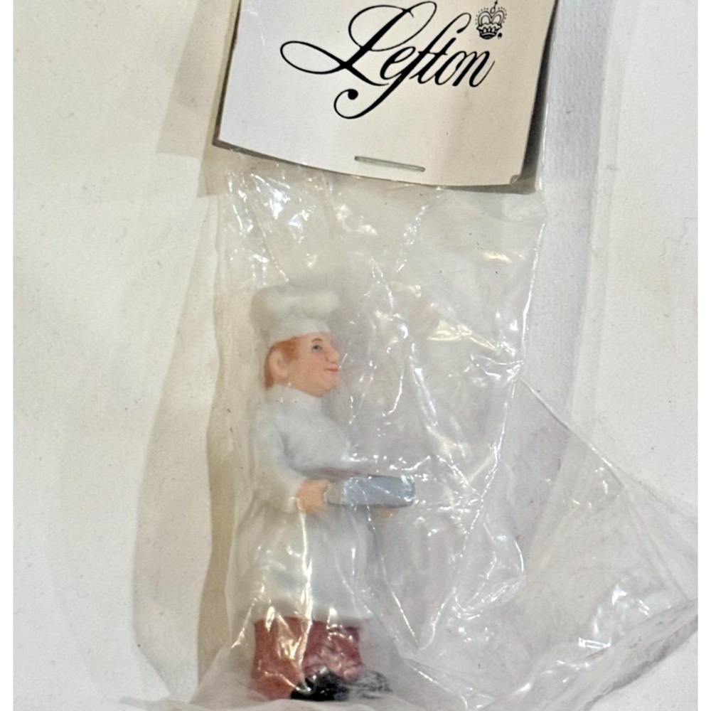 Lefton Colonial Village Baker Figurine Chef Cake Pan‎ Star #00967 90s Hat Cook